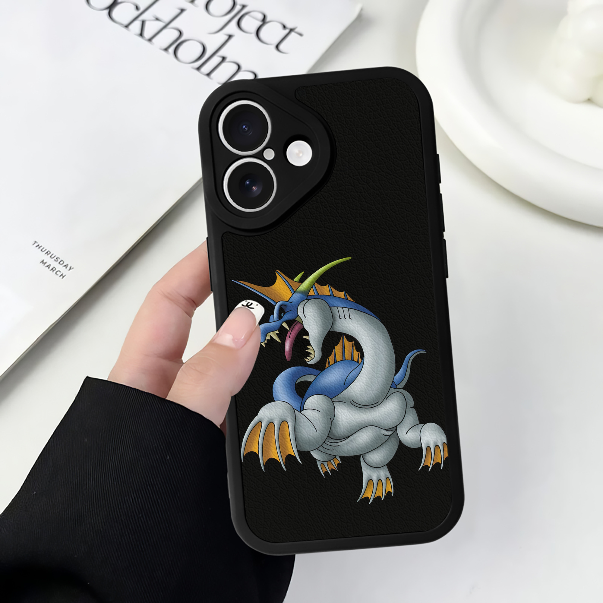 （画像用） ドラゴンクエスト Doragon Kuesuto Dragon Quest 【iPhone 16シリーズ対応】シリコンスマホケース（レザー調） 材質：シリコン